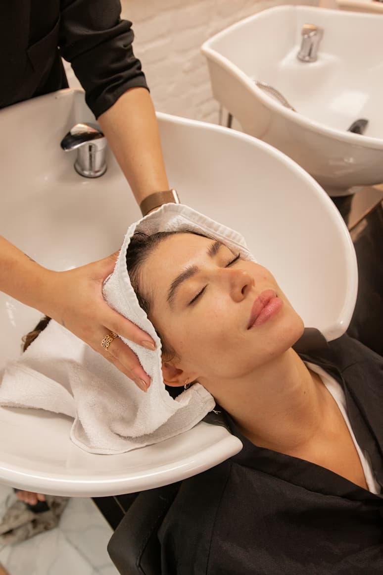 Hairstylist bezig met een klant